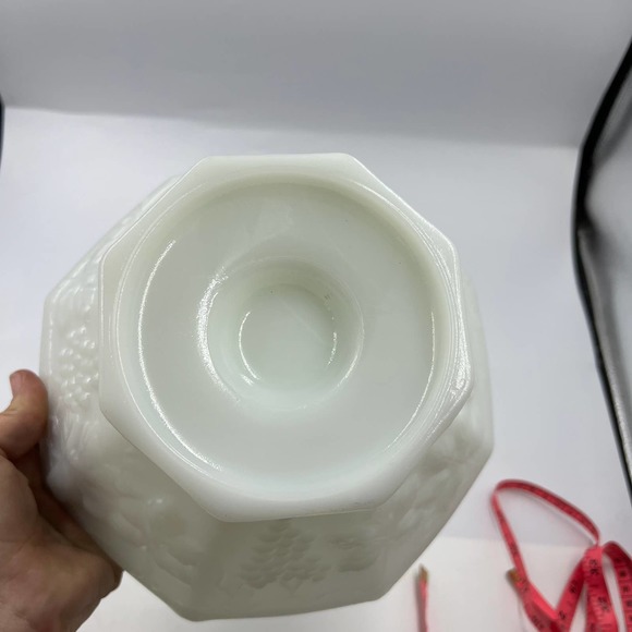 Vintage White Milk Glass Grapes Leaves Serving Decorative Pedestal Bowl - Picture 4 of 8